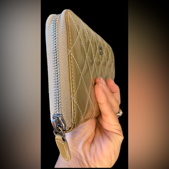 ♥️ Chanel Wallet Matelassé Gold Quilted Diamond Stitch Patent Leather Zip Around - Picture 5 of 9